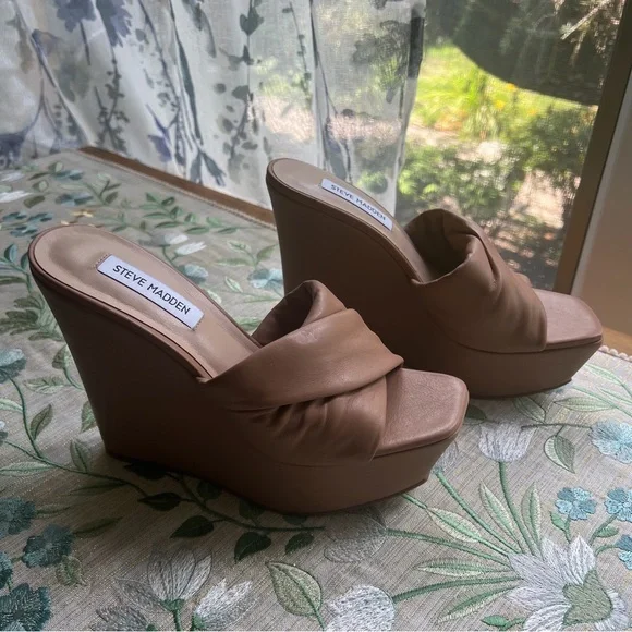 Steve Madden Women's Brianna Tan Wedge Sandals NWT - Picture 4 of 6